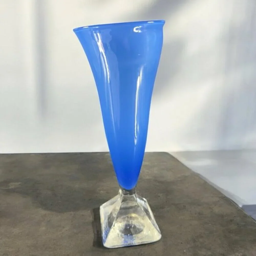 Willsea O'Brien Art Glass Trumpet Vase‎ Pyramid Funnel Blue Clear Bottom Signed